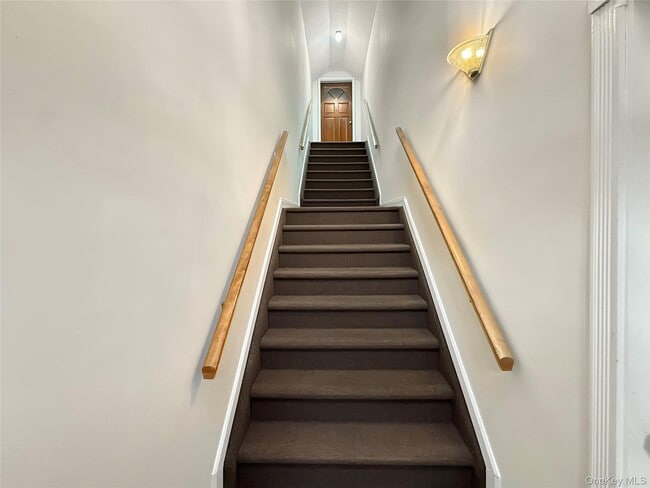 Building Photo - 70 High Point Cir