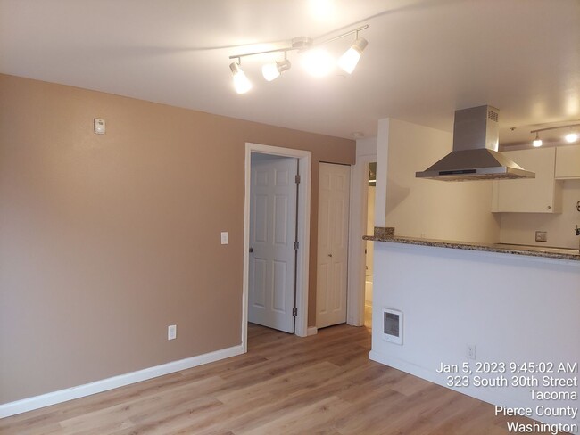 Building Photo - For Rent - Tacoma darling 1 bedroom 1 bath...