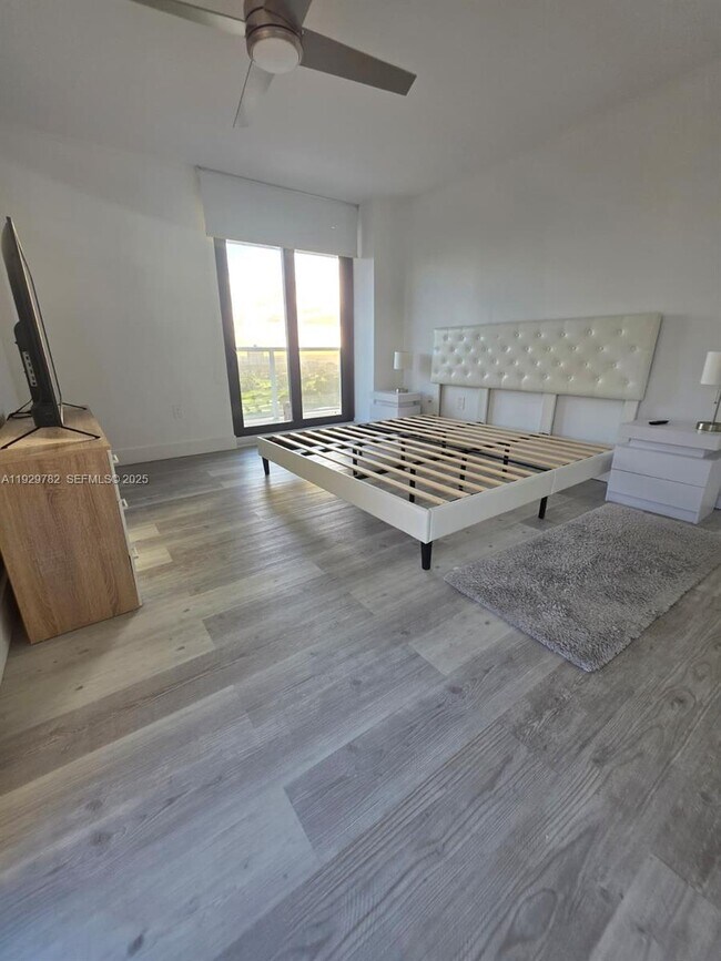 Building Photo - 3701 N Country Club Dr