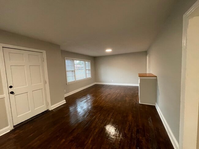 Building Photo - 909 Sandalwood Dr