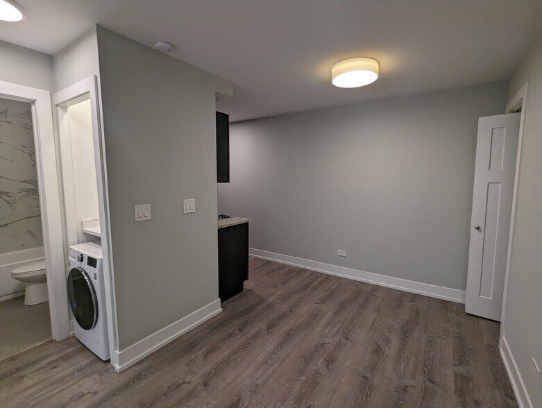 Building Photo - 511 W Barry Ave