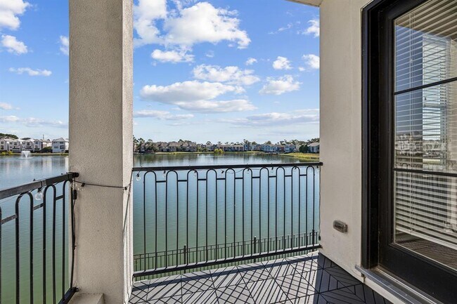 Building Photo - 2122 Lakeshore Edge Dr