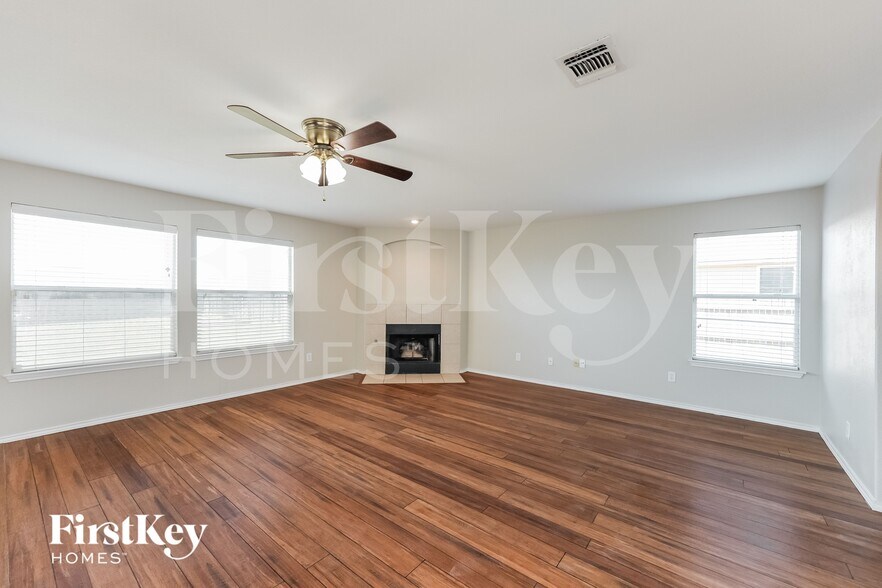 Building Photo - 7010 Daybreak Peaks