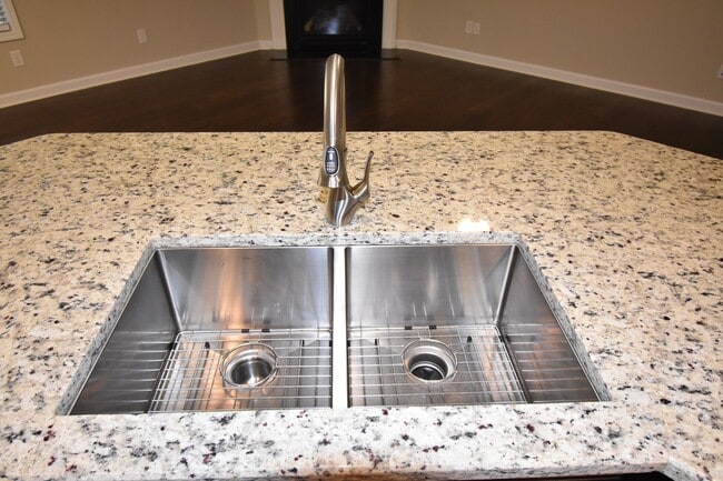 Building Photo - Coming Soon! 3 Bedroom and 2 Bath- Maples at Westgate