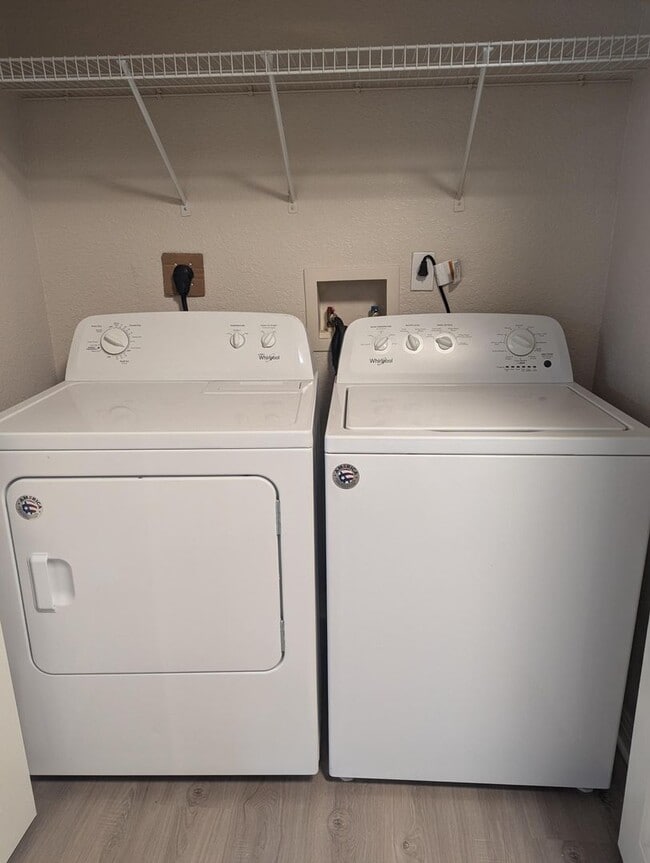 Building Photo - Spacious, bright 1x1 768 square feet! New flooring throughout, full size washer/dryer & balconette!