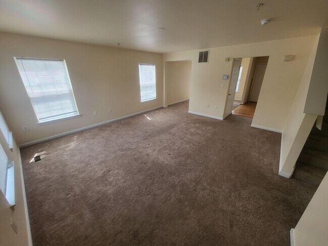 Building Photo - Beautiful modern 3bed/2.5ba townhouse!