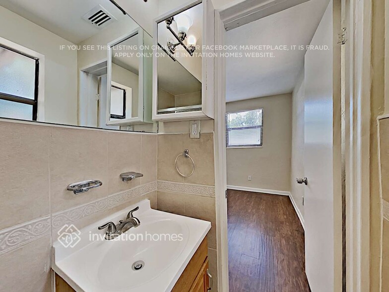 Building Photo - 207 Redwood Ave
