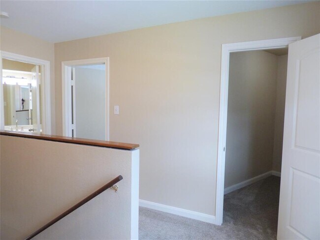 Building Photo - 1027 Short Reach Dr