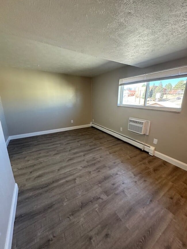 Building Photo - Cute Studio Apartment Available