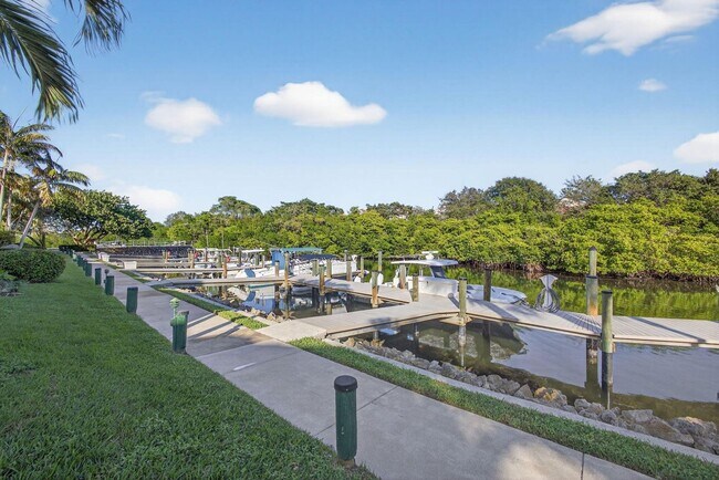 Building Photo - 2320 Treasure Isle Dr