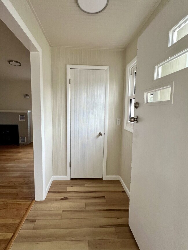 Building Photo - Completely Renovated Three Bedroom Apartment