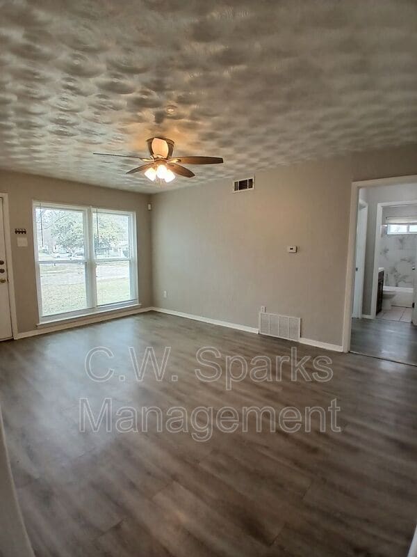 Building Photo - 706 Goldwood Dr