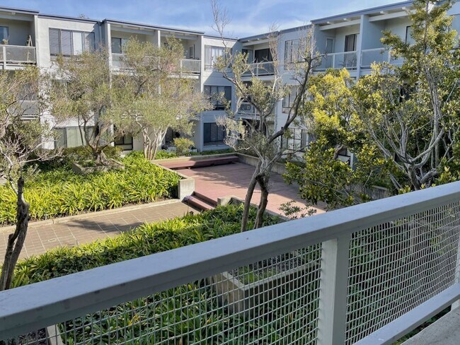 Building Photo - Sunny Studio in Resort Setting on the Bay 15 minutes from SF