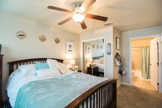 Building Photo - Oxford Terrace II: 4/4 luxury apartment just 3 blocks from UF & 1 block from Sorority Row. Now Re...