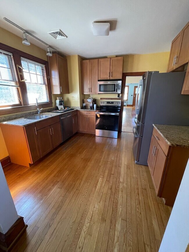 Building Photo - Charming Bungalow!