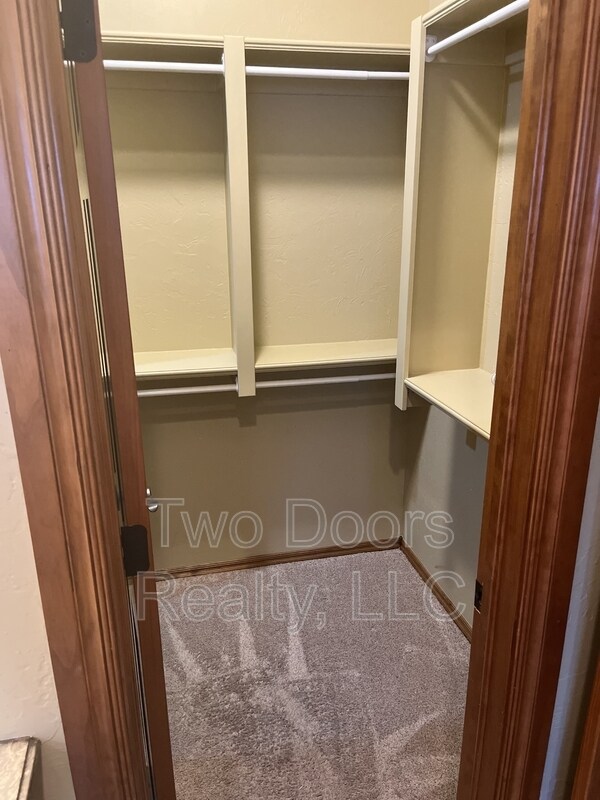 Building Photo - 13123 Red Oak Dr