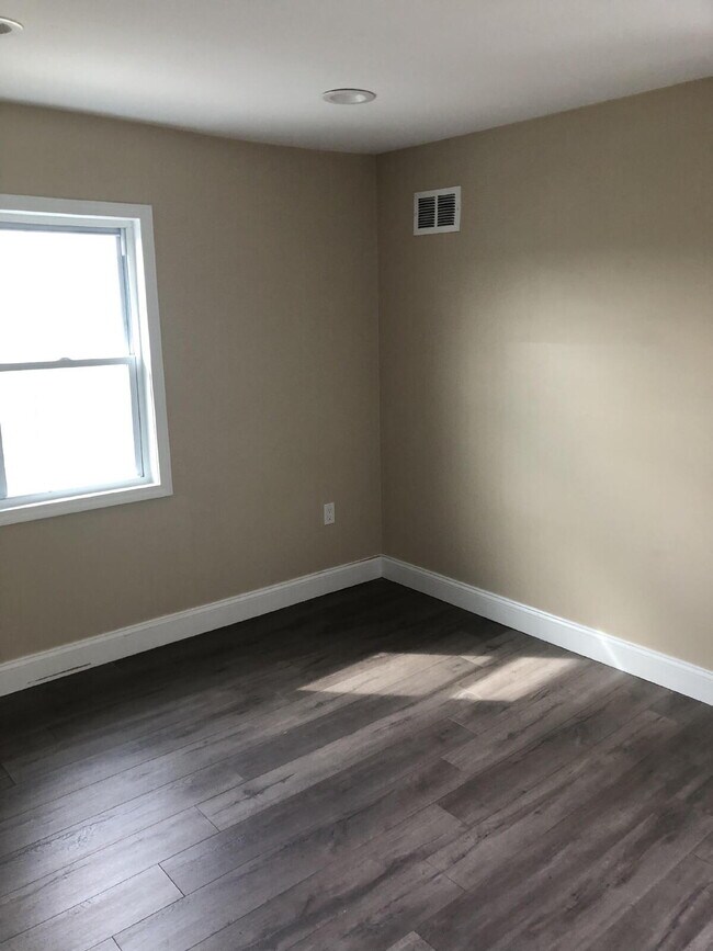 Building Photo - Nice, quiet 3/2 in North Huntingdon