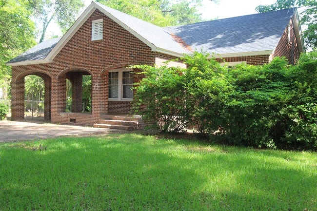 Primary Photo - 823 W Society Ave