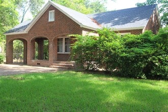 Building Photo - 823 W Society Ave