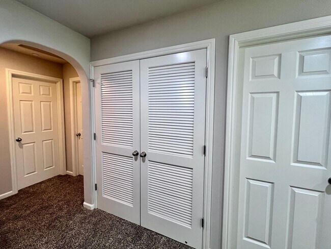 Building Photo - $2,195 DeWolf & Barstow, 3 Bedroom House - Clovis / Community Pool + Neighborhood Parks