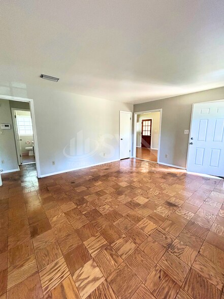 Building Photo - 2688 Cheshire Dr S
