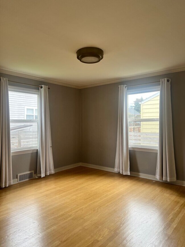 Building Photo - 3 Bedroom 2 Bathroom in Greenlake!