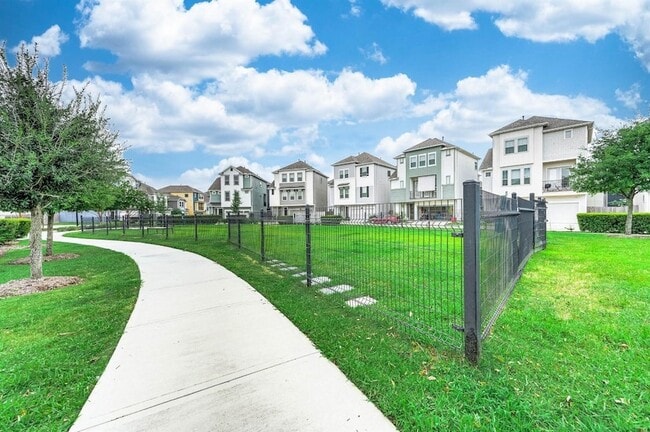 Building Photo - 2022 Groveland Glen Dr