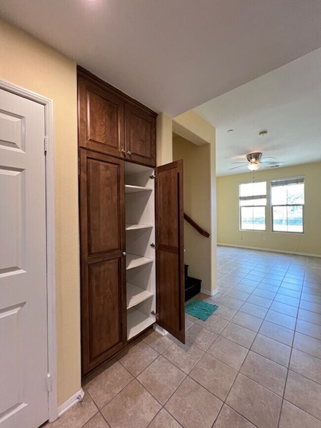 Building Photo - Beautiful 2 Bedroom, 2 1/2 Bathroom Porter Ranch Townhome! Ready for Move In!