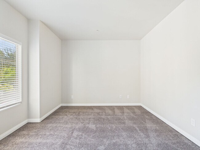 Building Photo - NEW NEW NEW remodeled -3bedroom/3bath Town...