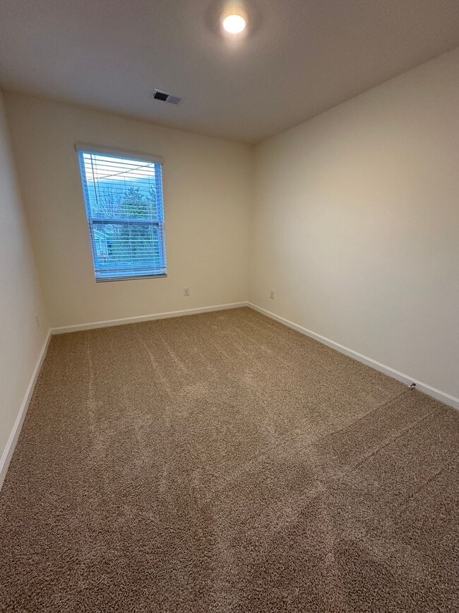 Building Photo - 3 Bedroom / 2.5 Bath Townhome Kingsport, TN