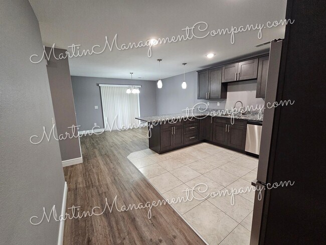 Building Photo - 3005 Aaron Ave