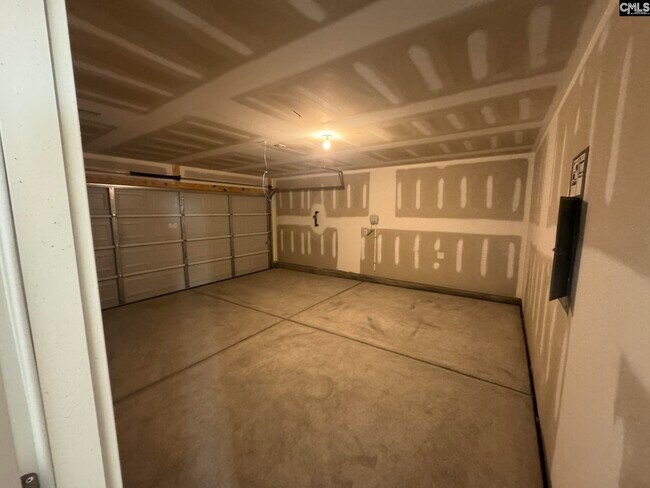 Building Photo - 3055 Hallsdale Dr