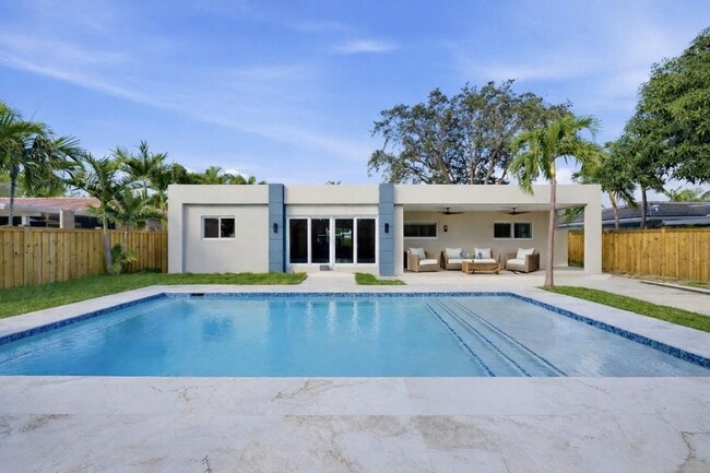 Building Photo - 1706 NE 28th Dr