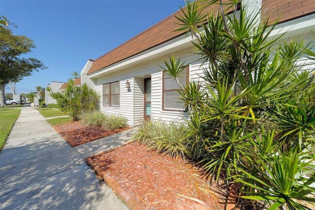 Building Photo - 13827 Mission Oaks Blvd