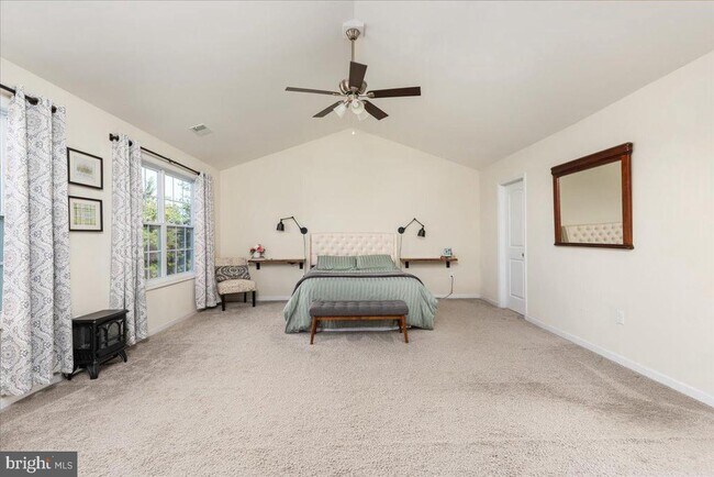 Building Photo - 321 Whispering Echos Dr