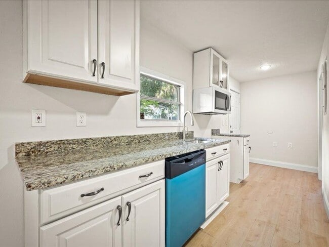 Building Photo - 45 W 55th St