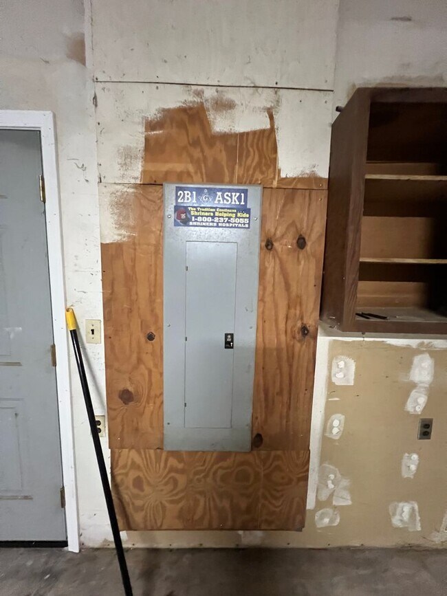 Building Photo - 3 Bedroom, 1 Bath Home