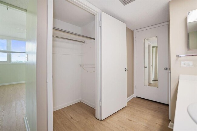 Building Photo - 450 Treasure Island Causeway