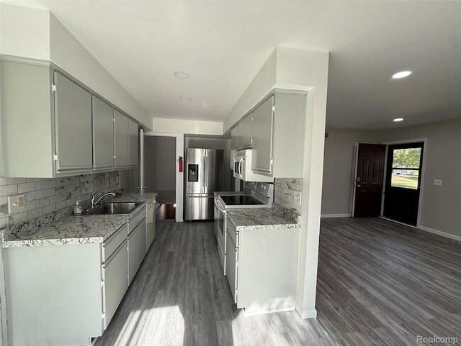 Building Photo - 15895 Cambridge Dr