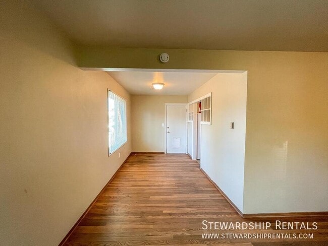 Building Photo - 2009 NW Tyler Ave