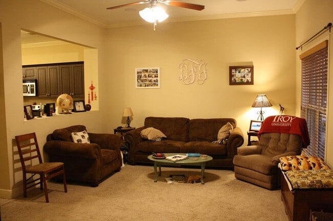 Building Photo - Charming 3 Bedroom 2 bath cottage