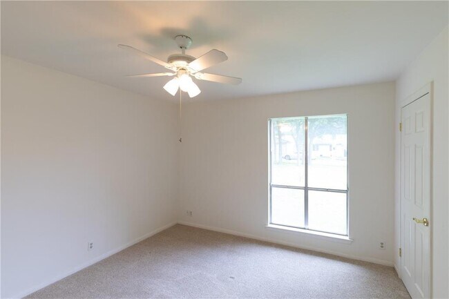 Building Photo - 925 Echo Ln