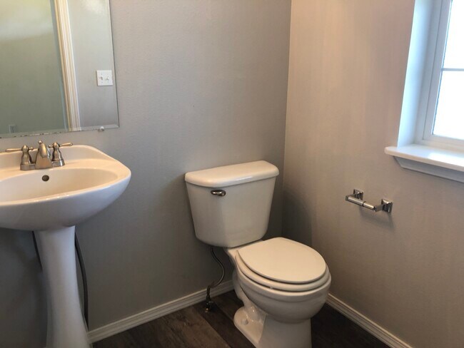 Building Photo - 1500 NW Canyon View Dr