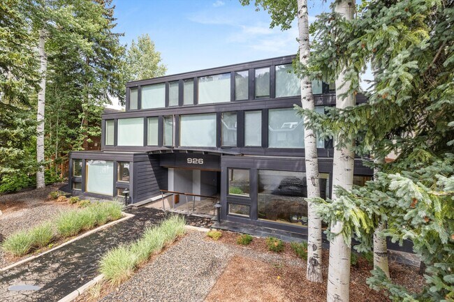 Building Photo - 926 Waters Ave
