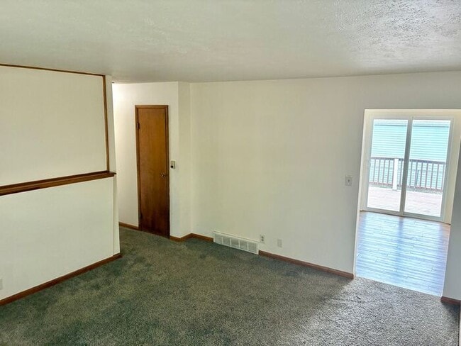 Building Photo - Upper Level 2 Bedroom 1 Bath Duplex Unit in Central Loveland, CO