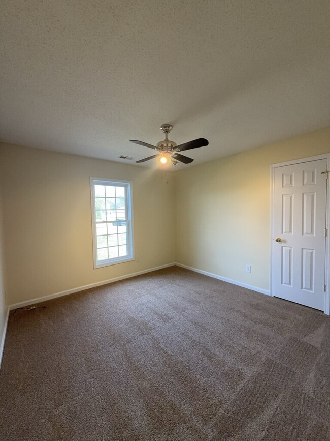 Building Photo - Three Bedroom Two and Half Full Bathroom R...