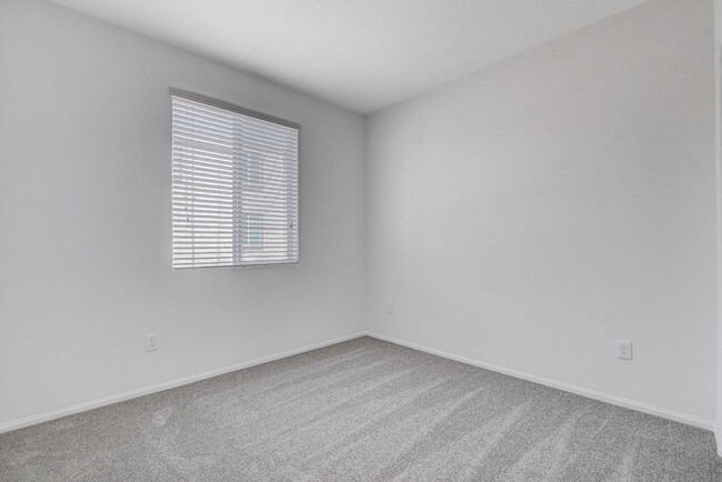 Building Photo - BRAND NEW TOWNHOME OFF 215 AND RUSSELL * N...