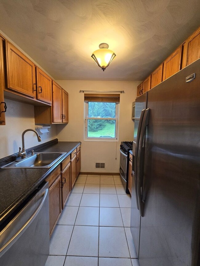 Building Photo - End Unit Townhouse - Plum School District ...