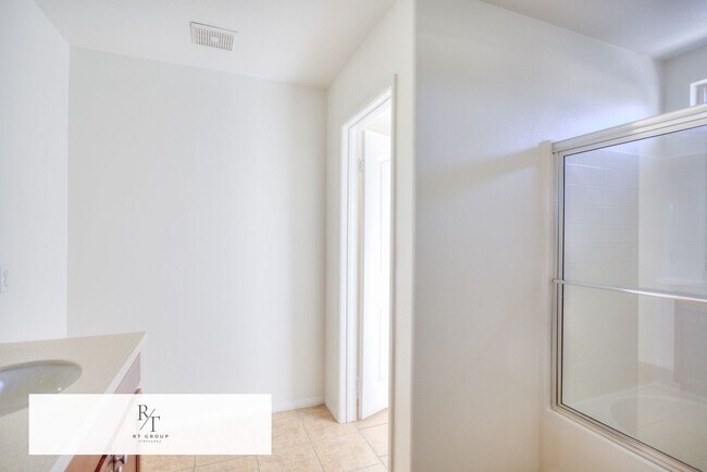 Building Photo - Beautiful 2-story home located in a gated community