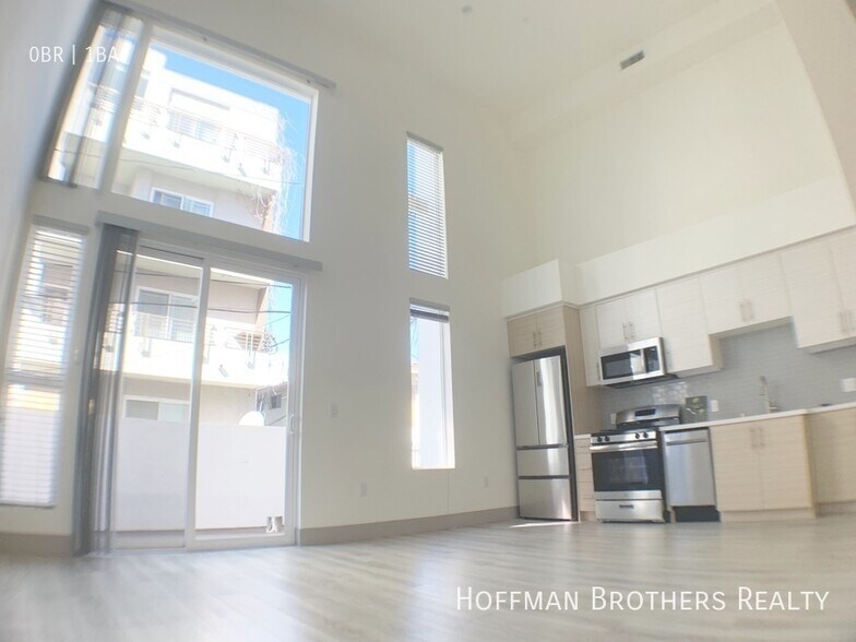 Building Photo - 1039 S Hobart Blvd